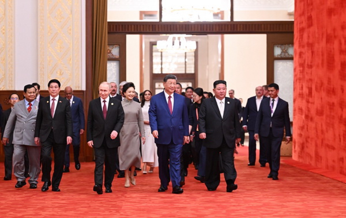 Nhà lãnh đạo Triều Tiên Kim Jong Un (hàng đầu, ngoài cùng bên phải) trong lần dự lễ duyệt binh tại Bắc Kinh tháng 9/2025. Ảnh: Tân Hoa xã