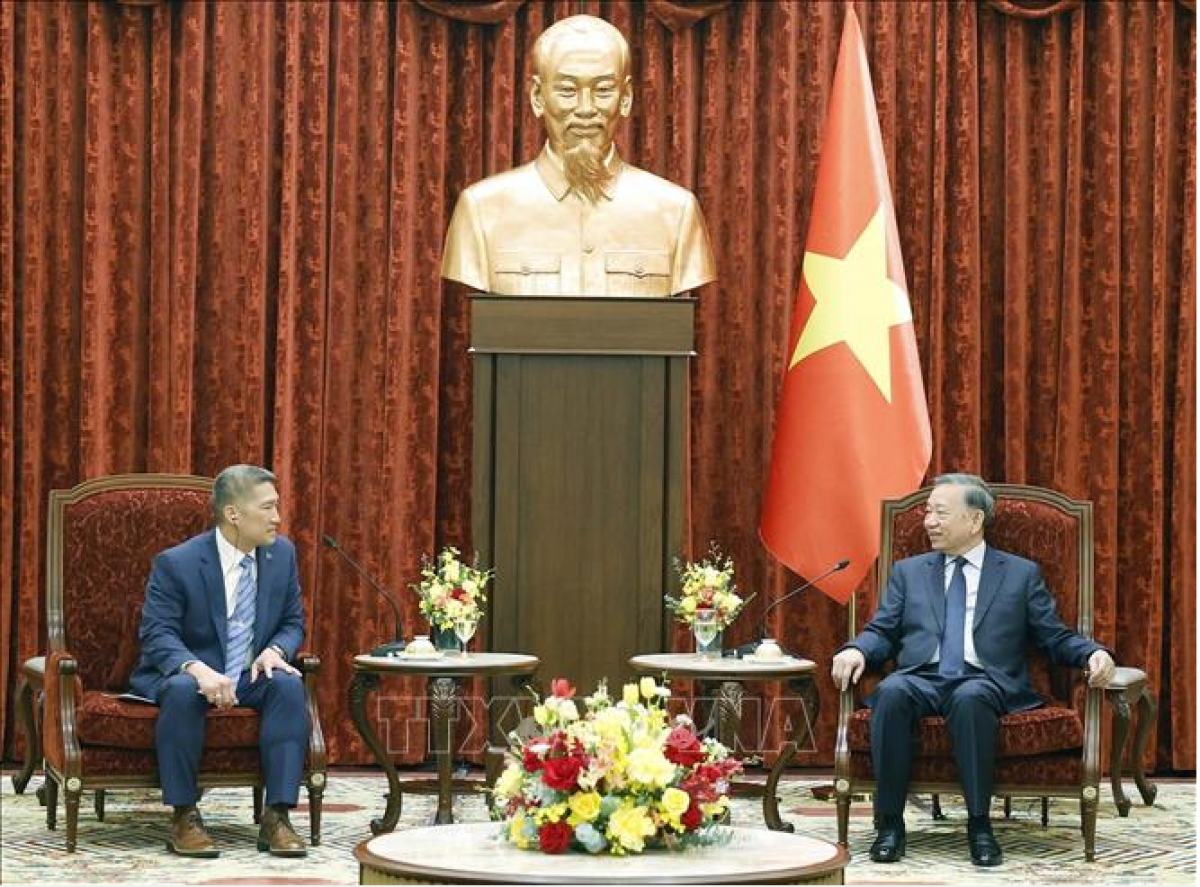 Tổng Bí thư, Chủ tịch nước Tô Lâm tiếp Quyền Bộ trưởng Bộ Hải quân Hoa Kỳ Hùng Cao. Ảnh: Thống Nhất/TTXVN