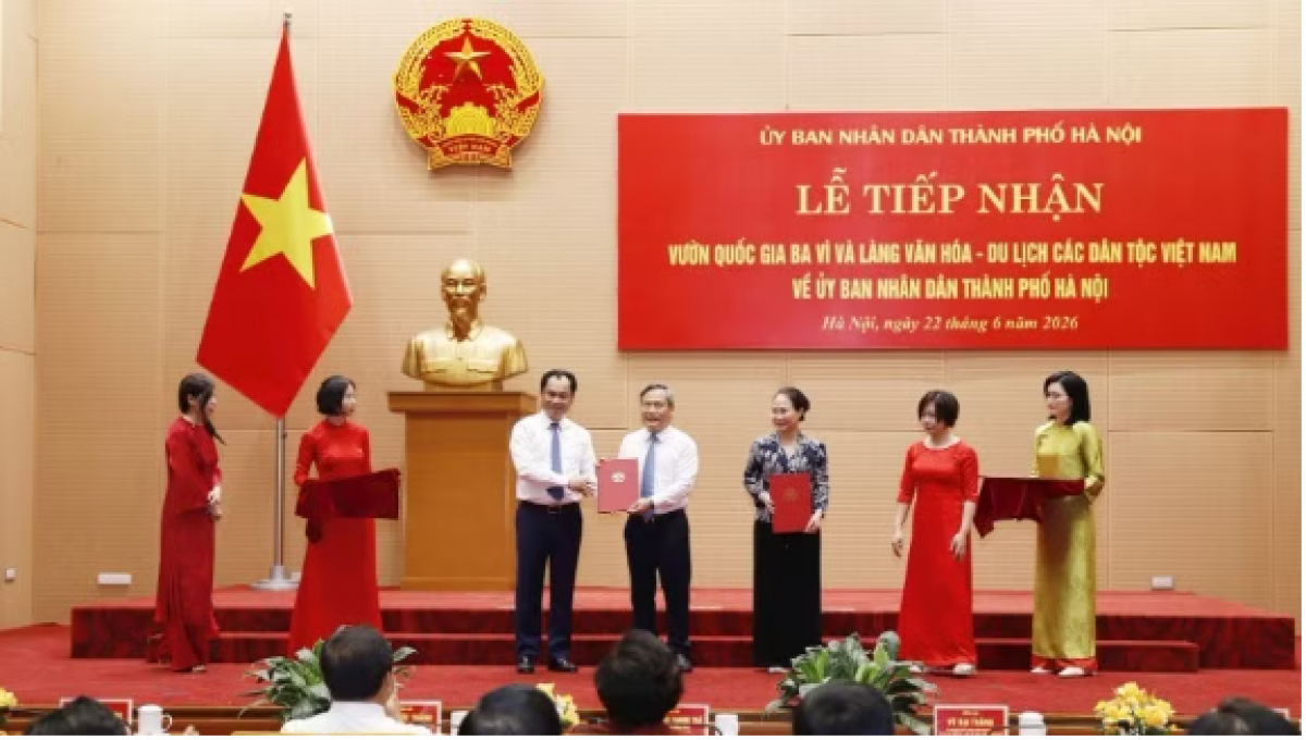 Lãnh đạo thành phố Hà Nội tiếp nhận Vườn quốc gia Ba Vì và Làng Văn hóa-Du lịch các dân tộc Việt Nam để quản lý.