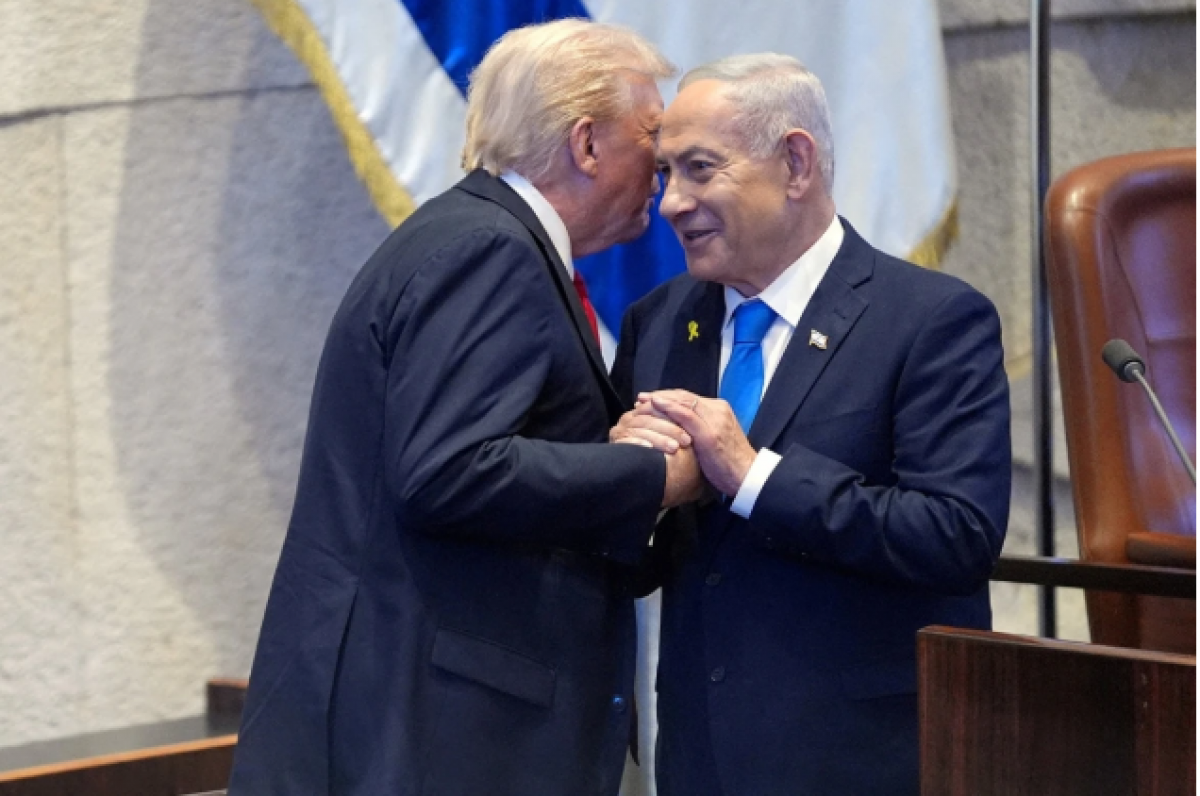 Tổng thống Mỹ Donald Trump trao đổi với Thủ tướng Israel Benjamin Netanyahu tại Jerusalem, ngày 13/10/2025. Ảnh: Reuters