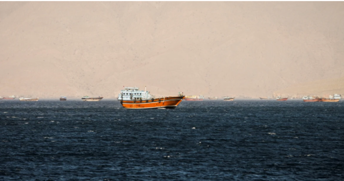 Tàu thuyền tại eo biển Hormuz. Ảnh: Reuters