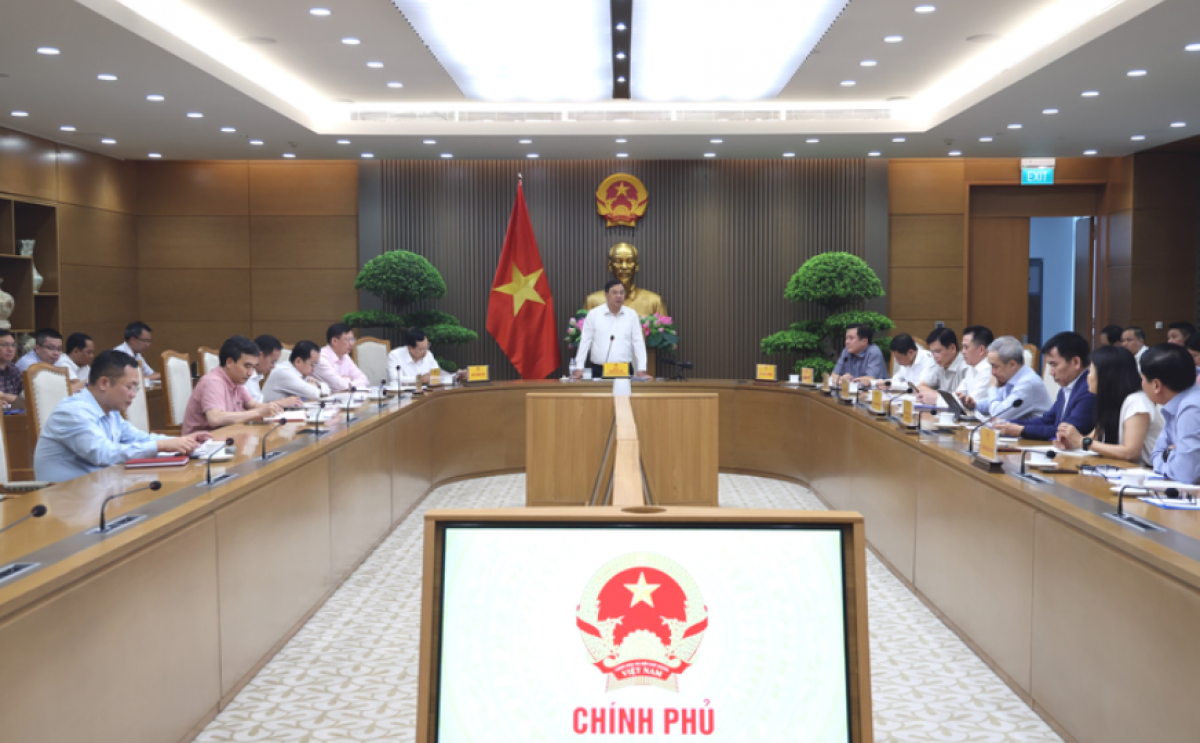 Phó Thủ tướng Thường trực Phạm Gia Túc làm việc với Bộ Công Thương và các bộ, ngành liên quan về tình hình triển khai cung ứng, phân phối xăng sinh học E10 - Ảnh: VGP/Phương Nguyên