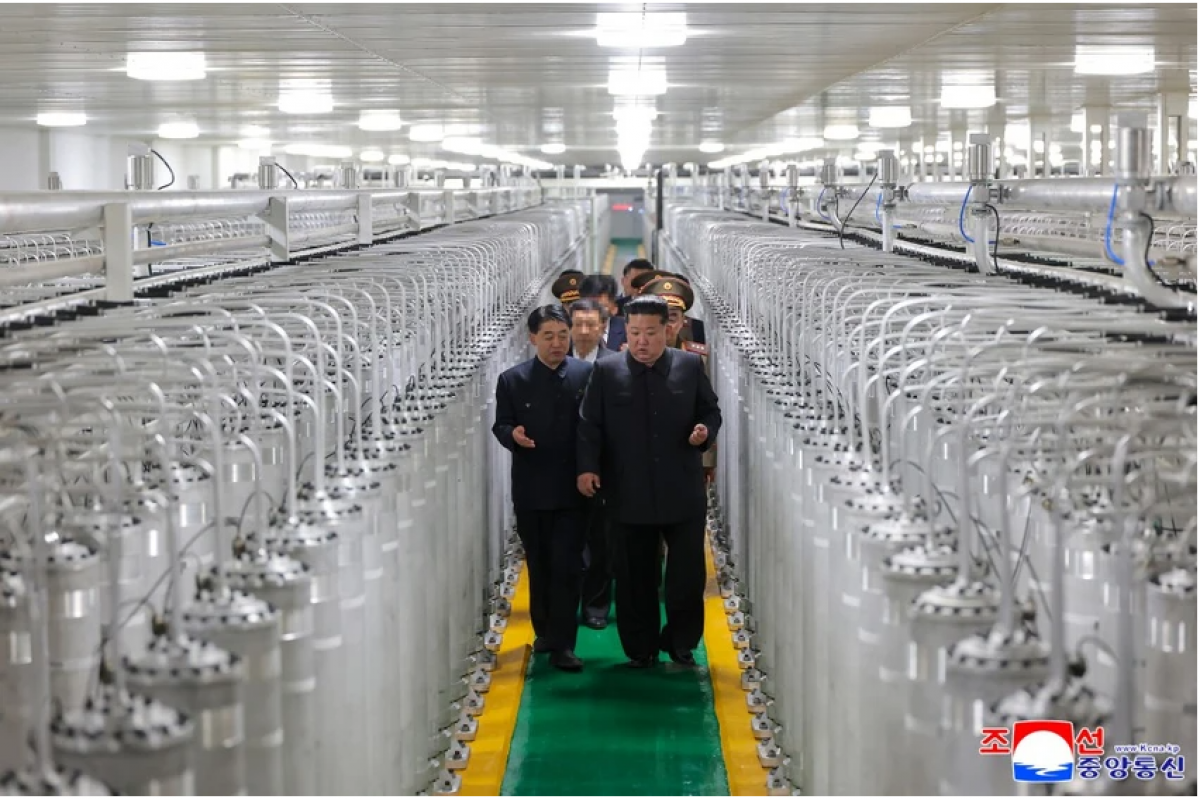Lãnh đạo Triều Tiên Kim Jong-un thị sát cơ sở hạt nhân mới. Ảnh: KCNA