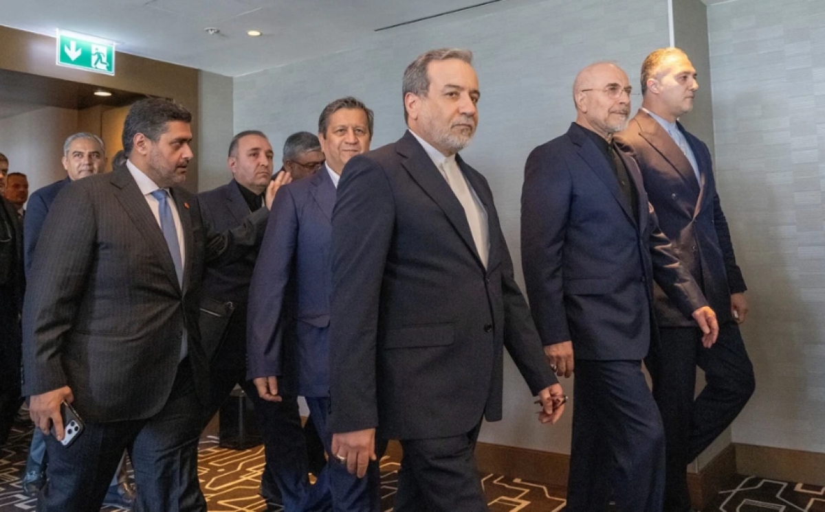 Bộ trưởng Ngoại giao Iran Abbas Araqchi và Chủ tịch Quốc hội Iran Mohammed Bagher Ghalibaf cùng phái đoàn Iran tại Hội nghị thượng đỉnh ở Thụy Sĩ. (Ảnh: Reuters)