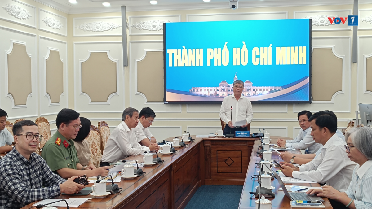 Giám đốc Sở Giáo dục và Đào tạo TP.HCM phát biểu tại cuộc họp.