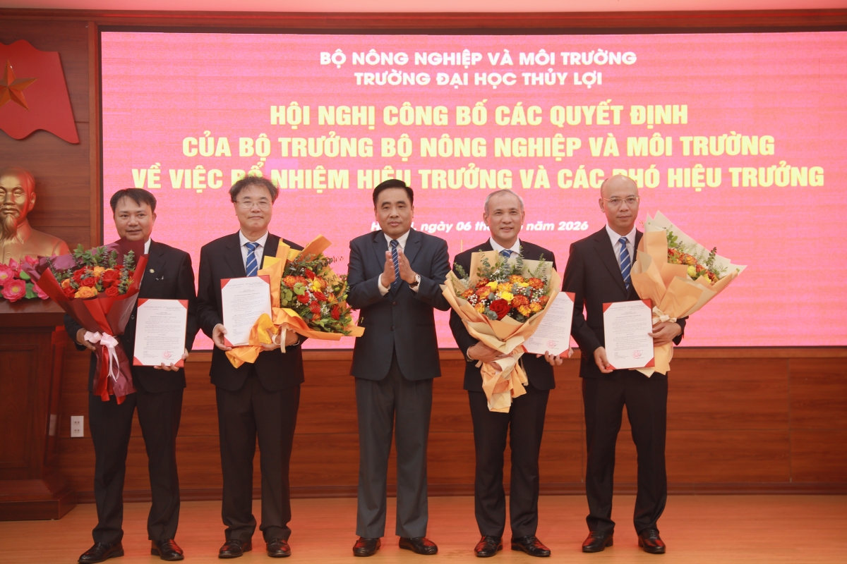 GS Nguyễn Trung Việt (thứ 2 từ phải qua) cùng các phó hiệu trưởng nhận quyết định bổ nhiệm và hoa chúc mừng từ lãnh đạo Bộ Nông nghiệp và Môi trường