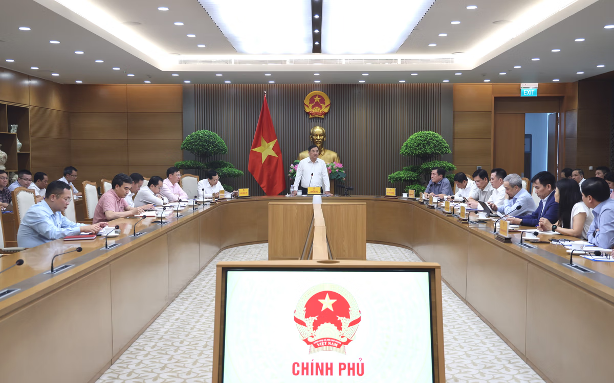 Phó Thủ tướng Thường trực Phạm Gia Túc làm việc với Bộ Công Thương và các bộ, ngành liên quan về tình hình triển khai cung ứng, phân phối xăng sinh học E10.