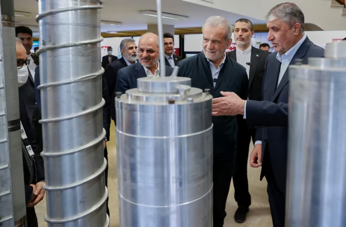 Tổng thống Iran Masoud Pezeshkian thăm một cơ sở hạt nhân ở thủ đô Tehran. Ảnh minh họa: AP