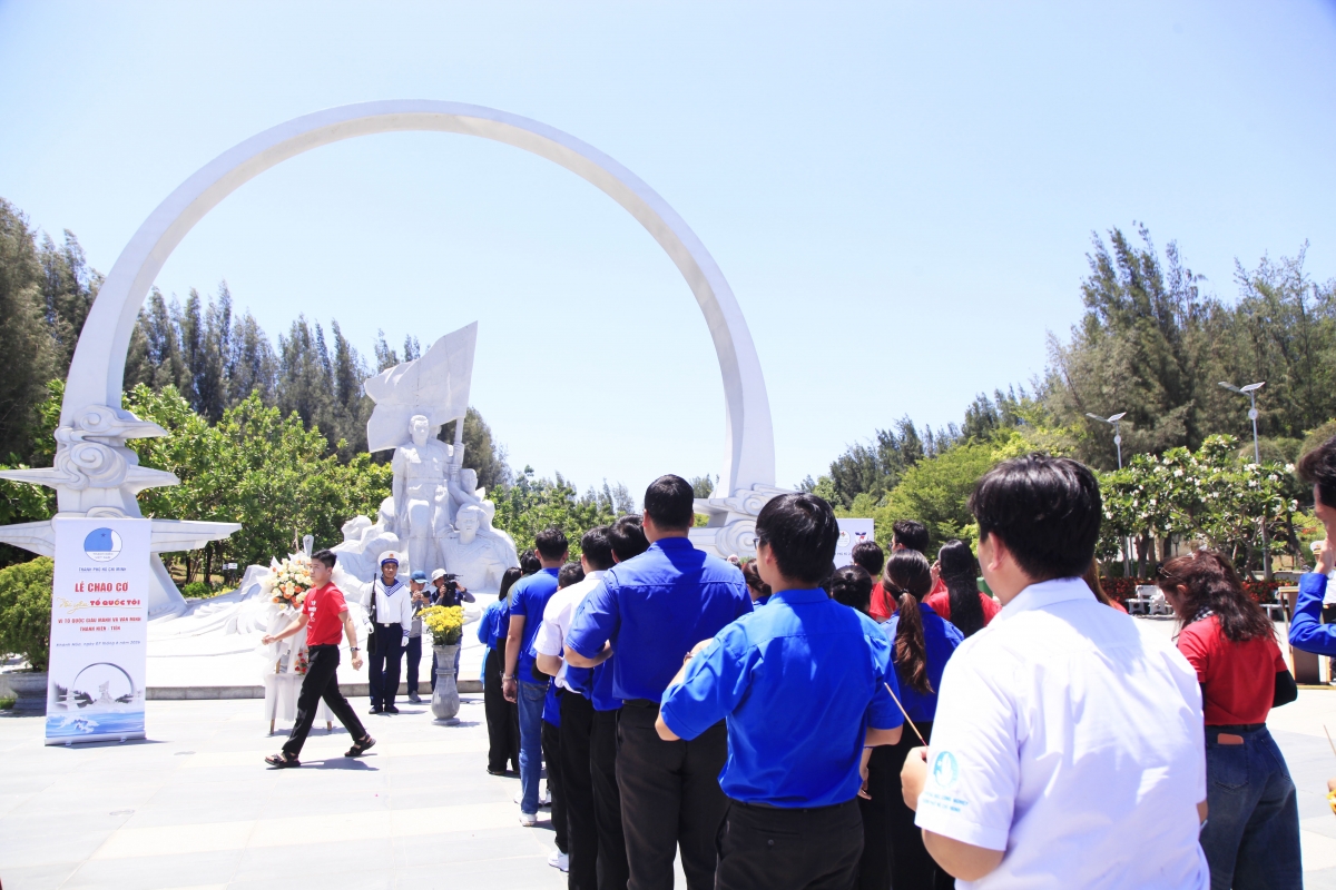 Đoàn công tác dâng hương, hoa Đài tưởng niệm Chiến sĩ Gạc Ma.