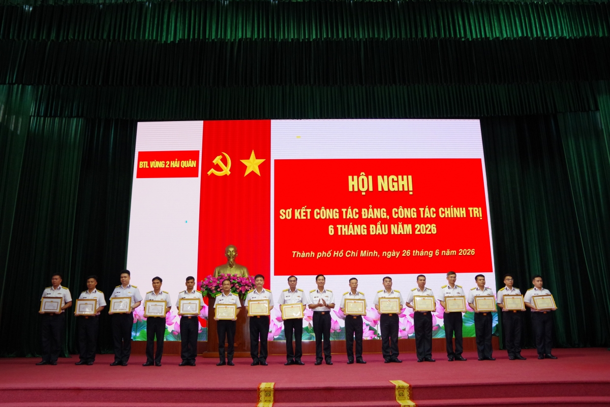 Đại tá Đỗ Hồng Duyên trao giấy khen cho tập thể, cá nhân có thành tích xuất sắc