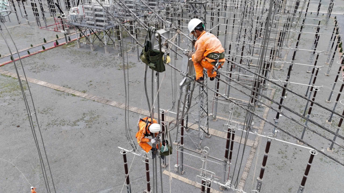 EVNNPT sửa chữa, củng cố lưới điện trước mùa nắng nóng năm nay