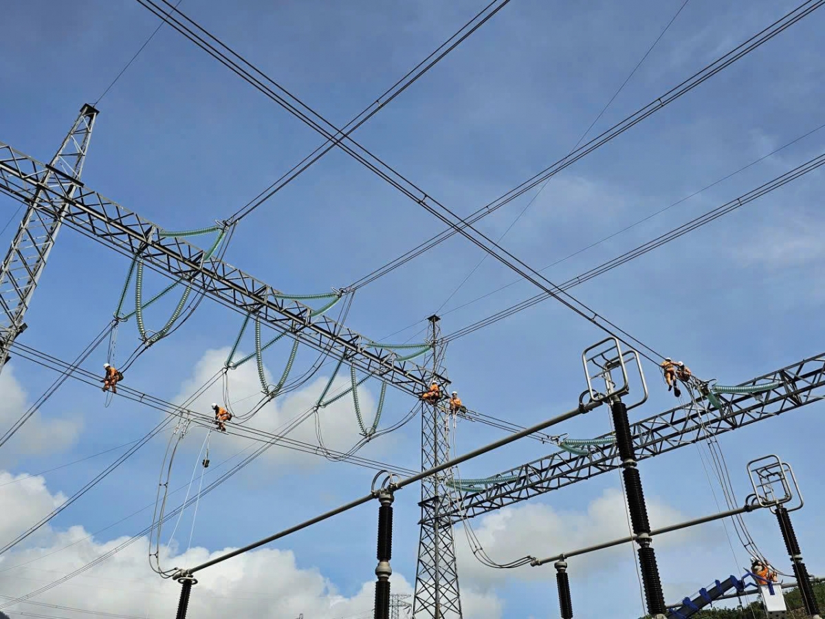 Trong cao điểm nắng nóng cuối tháng 5/2026, lưới điện 500kV trục Trung - Bắc truyền tải công suất lên tới 5.019MW, đạt ngưỡng giới hạn theo tính toán của NSMO, góp phần quan trọng bảo đảm điện cho miền Bắc.