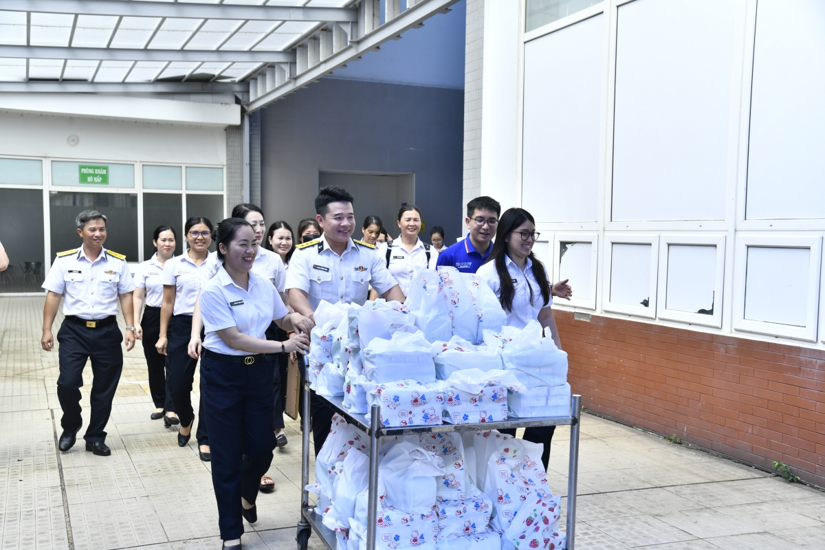 Cán bộ, chiến sĩ Lữ đoàn 167 và Hội viên Hội Phụ nữ cơ sở TCIT tham gia trao qua cho bệnh nhân