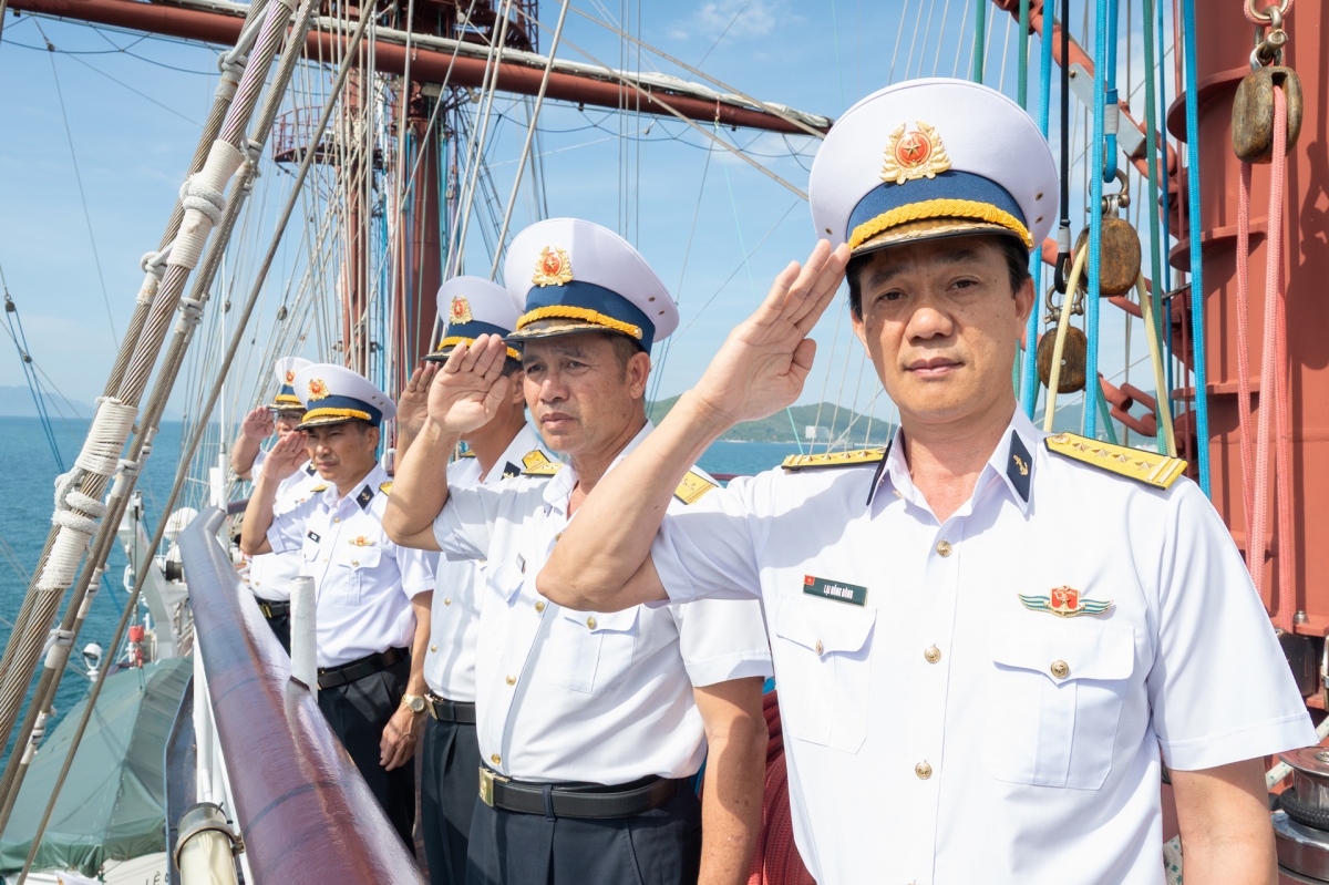 Đại tá Lại Hồng Đông, Phó giám đốc Học viện Hải quân cùng các thành viên đoàn công tác xếp đội hình chào cảng