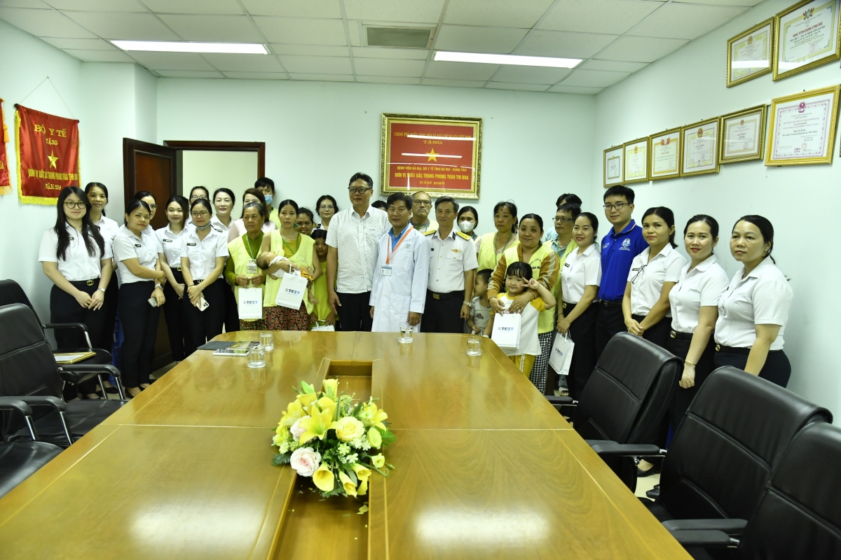 Đại diện phụ nữ cảng TCIT và Lữ đoàn 167 Hải quân tặng quà cho bệnh nhân điều trị tại Bệnh viện Bà Rịa