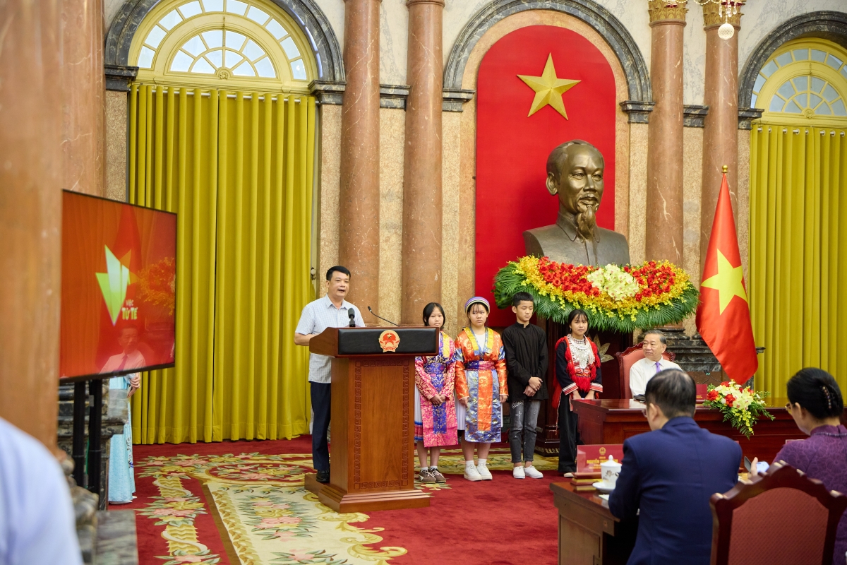 Ông Nguyễn Văn Diện tự hào khoe các con - những học sinh xuất sắc tại buổi gặp mặt.