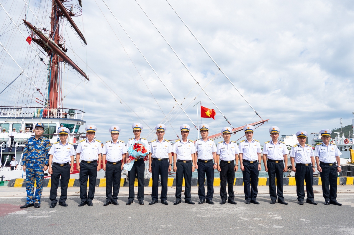 Chuẩn đô đốc, PGS, TS Ngô Thành Công, Giám đốc Học viện Hải quân tặng hoa chúc mừng đoàn công tác hoàn thành xuất sắc nhiệm vụ