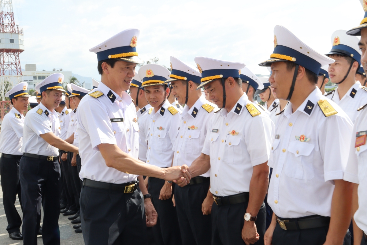 Đại diện lãnh đạo các cơ quan, đơn vị, cùng cán bộ, học viên của Học viện Hải quân đón đoàn công tác
