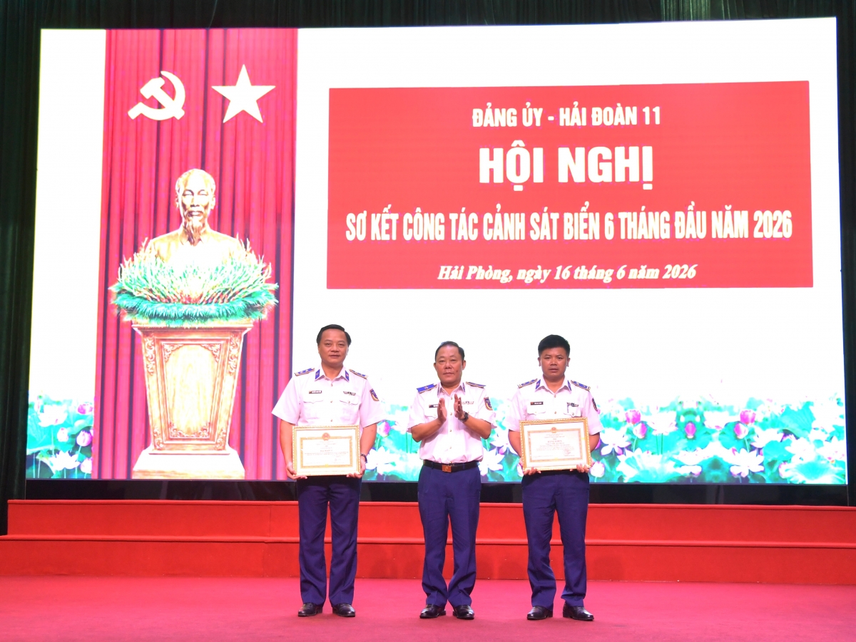 Thủ trưởng Vùng tặng giấy khen cho các tập thể, cá nhân có thành tích xuất sắc