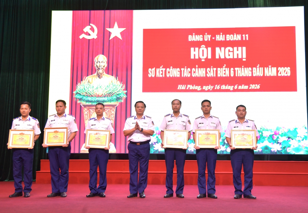 Chỉ huy Hải đoàn tặng giấy khen cho các tập thể, cá nhân có thành tích xuất sắc