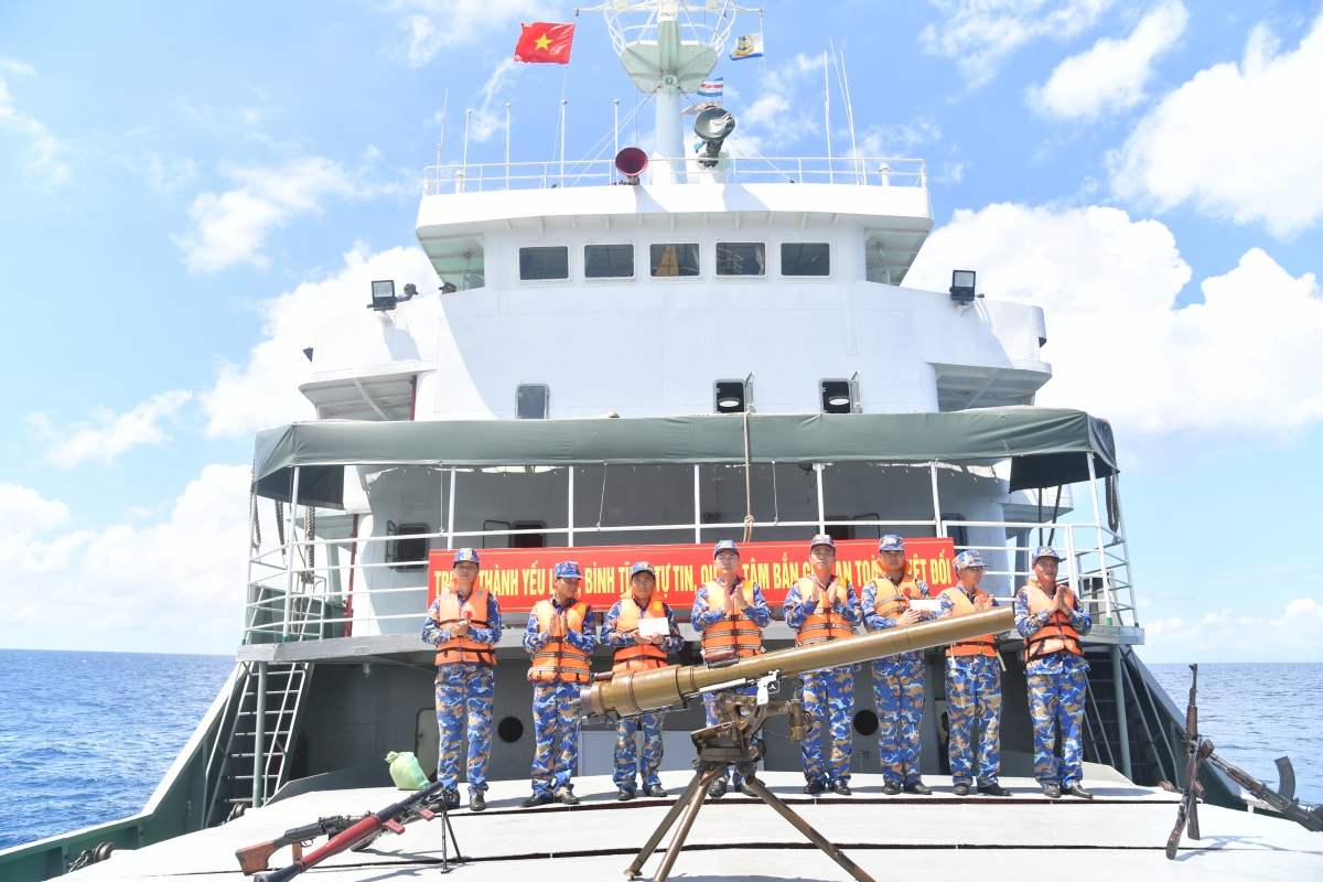 Thủ trưởng Lữ đoàn gắn hoa bắn giỏi và trao thưởng cho các kíp bắn