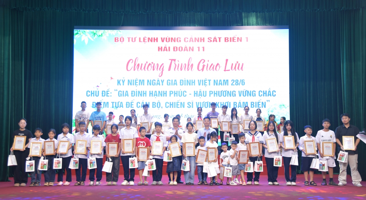 Chỉ huy Hải đoàn tặng quà các cháu có thành tích tốt, xuất sắc năm học 2025 - 2026