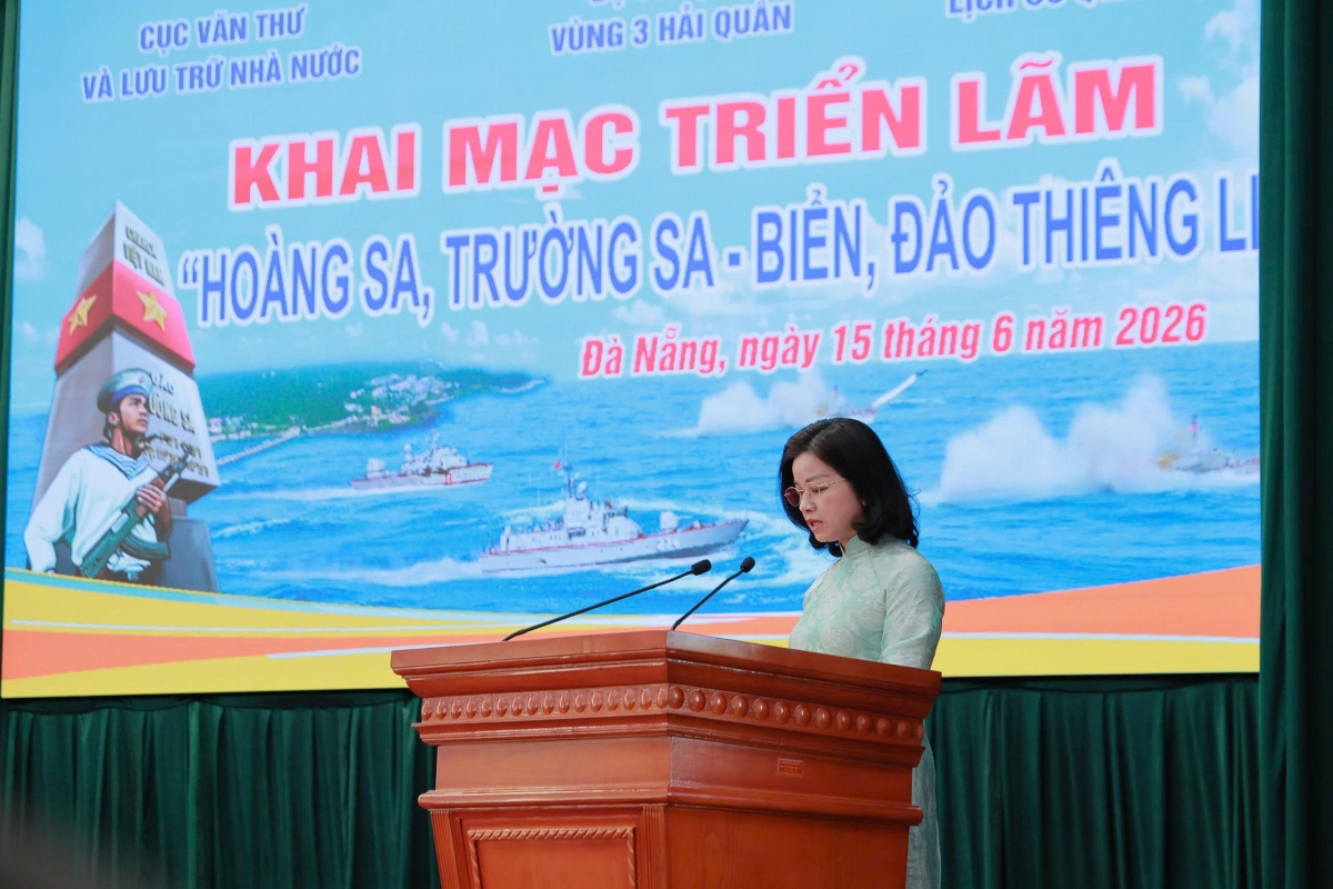 Bà Nguyễn Thị Nga - Phó Cục trưởng, Cục Văn thư và Lưu trữ nhà nước phát biểu khai mạc triển lãm