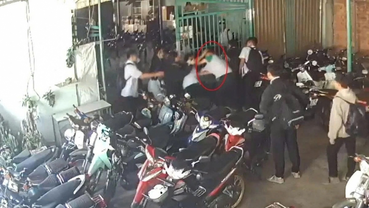 Cảnh nam sinh bị đánh hội đồng trong video chia sẻ mạng xã hội