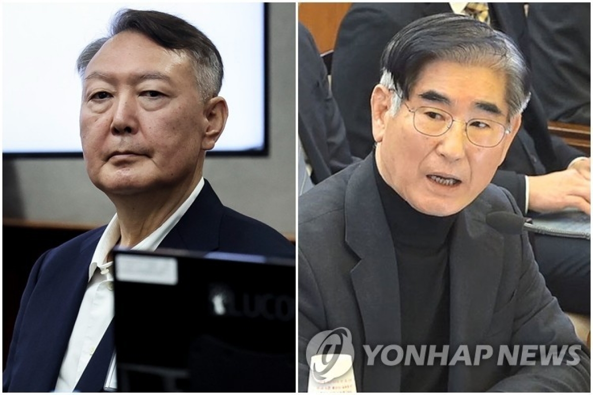 Bị cáo Yoon Suk Yeol (trái) và bị cáo Kim Yong-hyun. Ảnh Yonhap