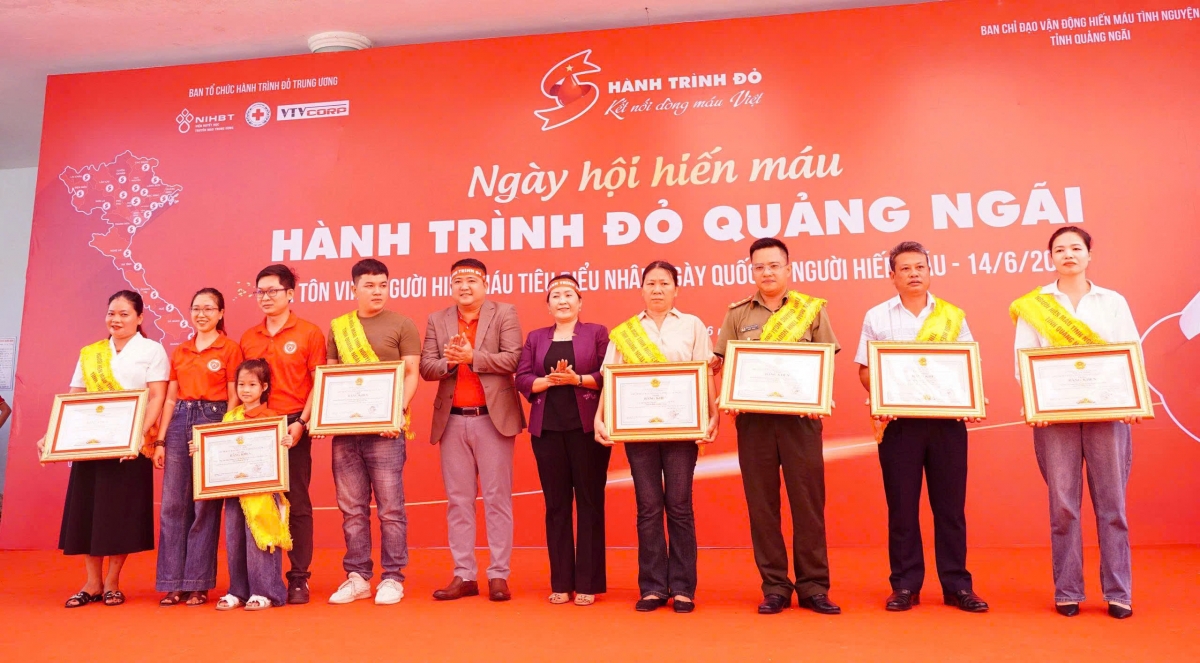 Bà Đinh Thị Hồng Minh, Phó Bí thư Tỉnh ủy, Chủ tịch danh dự Hội Chữ thập đỏ tỉnh Quảng Ngãi và ông Nguyễn Tuấn Khởi, Tồng giám đốc VTVCorp, Phó trưởng Ban tổ chức Chương trình Hành trình Đỏ trao tặng giấy khen, tôn vinh người hiến máu tiêu biểu.