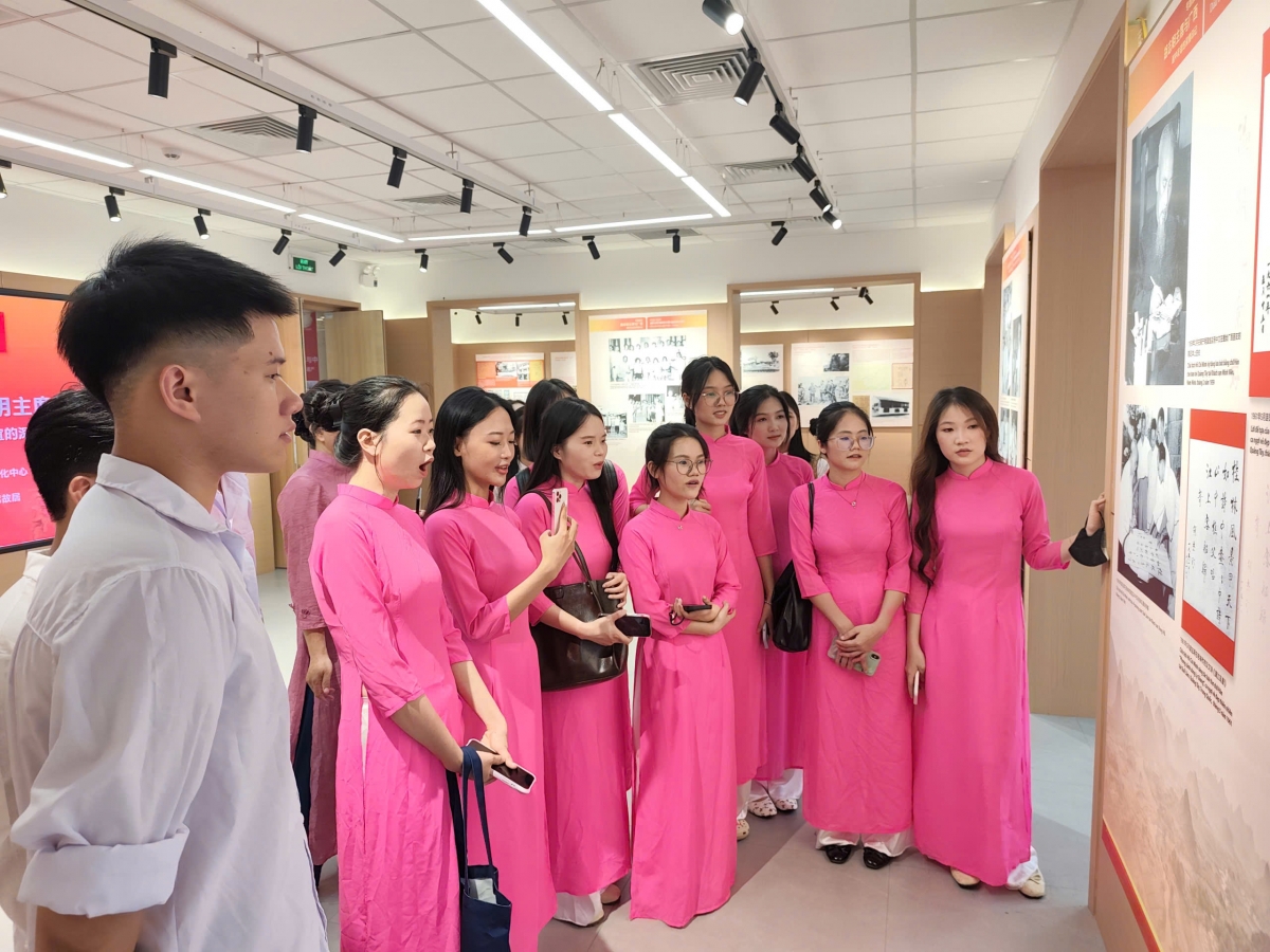 Các bạn sinh viên Việt Nam hào hứng tìm hiểu lịch sử và văn hóa Trung Quốc qua triển lãm trưng bày bên lề chương trình giao lưu.
