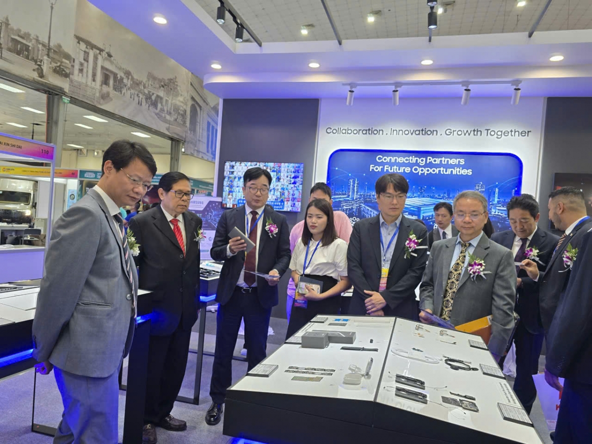 Các đại biểu tham quan và tìm hiểu các gian hàng tại triển lãm.
