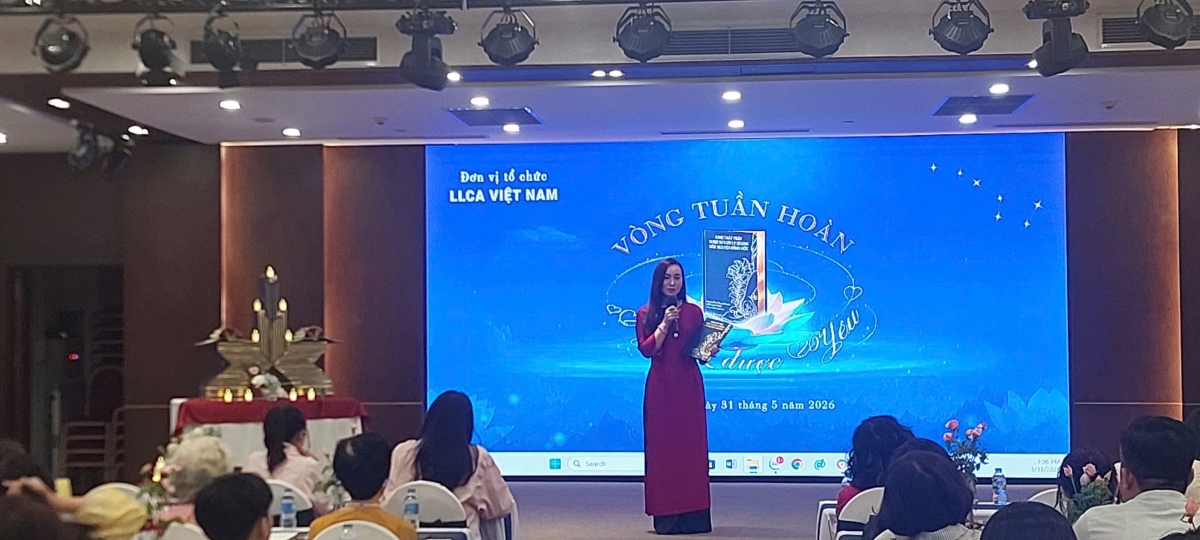 Thành viên nhóm dịch thuật chia sẻ tại lễ ra mắt sách.