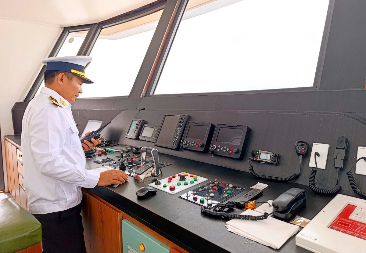 Tất cả các tàu du lịch trên vịnh Hạ Long đều được lắp đặt VHF, AIS, GPS.