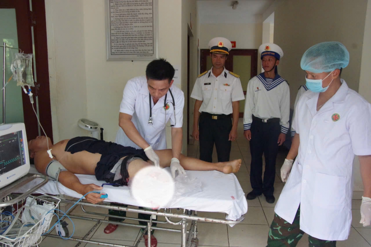 Các y, bác sĩ thăm khám cho bệnh nhân