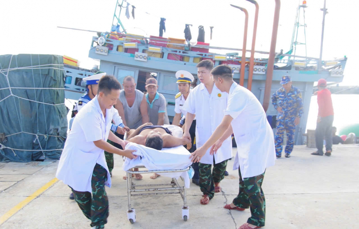 Cán bộ, chiến sĩ tiếp nhận bệnh nhân từ cầu cảng