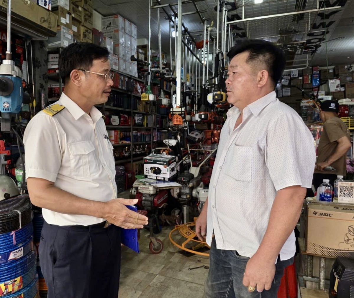 Cán bộ thuế ở Đắk Lắk giải đáp thắc mắc liên quan đến Luật Thuế mới cho hộ kinh doanh và chủ doanh nghiệp tại phường Buôn Ma Thuột, tỉnh Đắk Lắk.