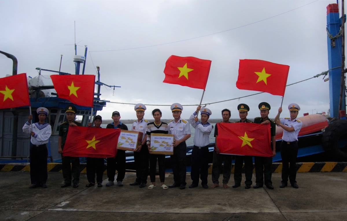 CBCS Đảo Trường Sa tặng cờ Tổ quốc và quà cho ngư dân.