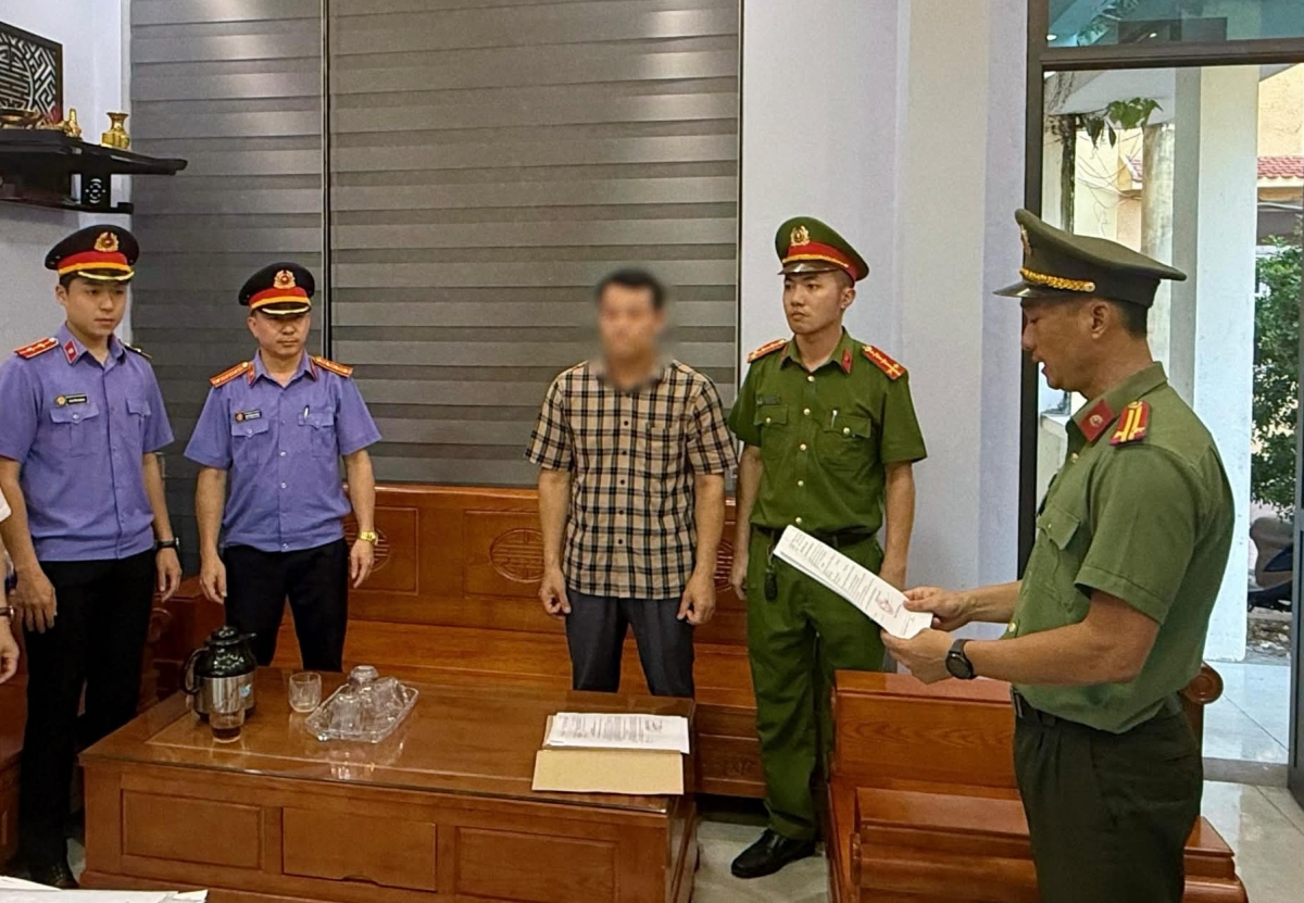 Cơ quan chức năng đọc lệnh bắt bị can để tạm giam đối với ông Nguyễn Văn Đông - Hiệu trưởng Trường Tiểu học số 2 Quảng Phúc.