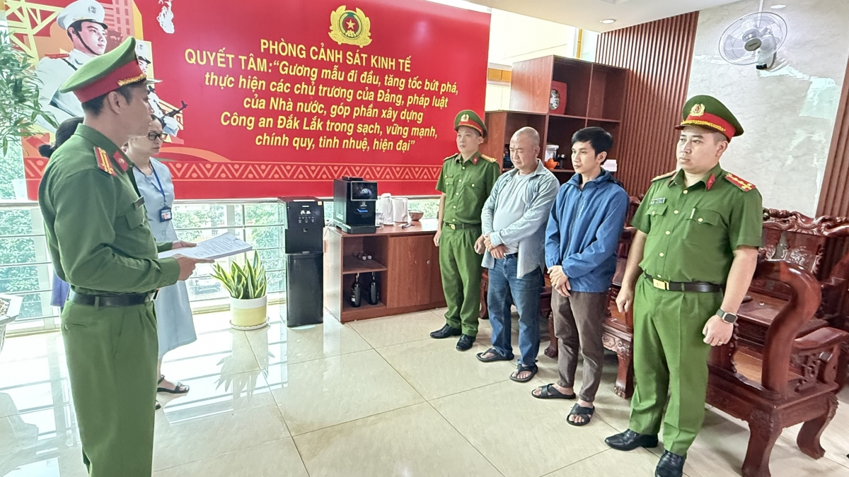 Cơ quan Công an đã ra quyết định khởi tố chủ của Công ty TNHH Kính Nhôm Inox Anh Tuấn khi dùng hai sổ sách kế toán, che giấu doanh thu gần 379 tỷ đồng. (Ảnh: Công an Đắk Lắk)