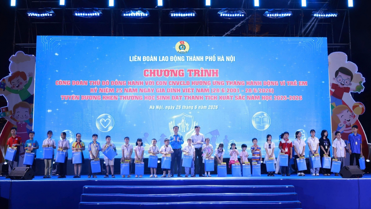 Công đoàn Thủ đô trao 130 phần quà cho các em học sinh có hoàn cảnh khó khăn