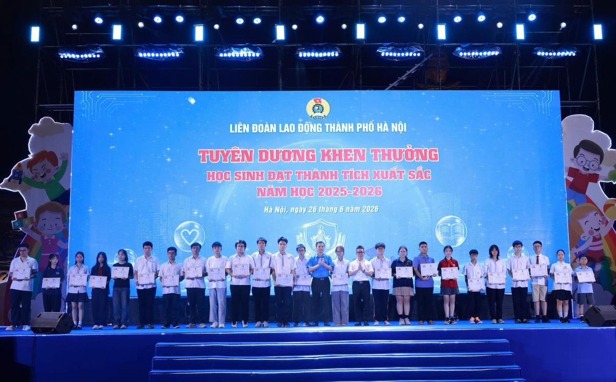 155 học sinh có thành xuất sắc được khen thưởng 