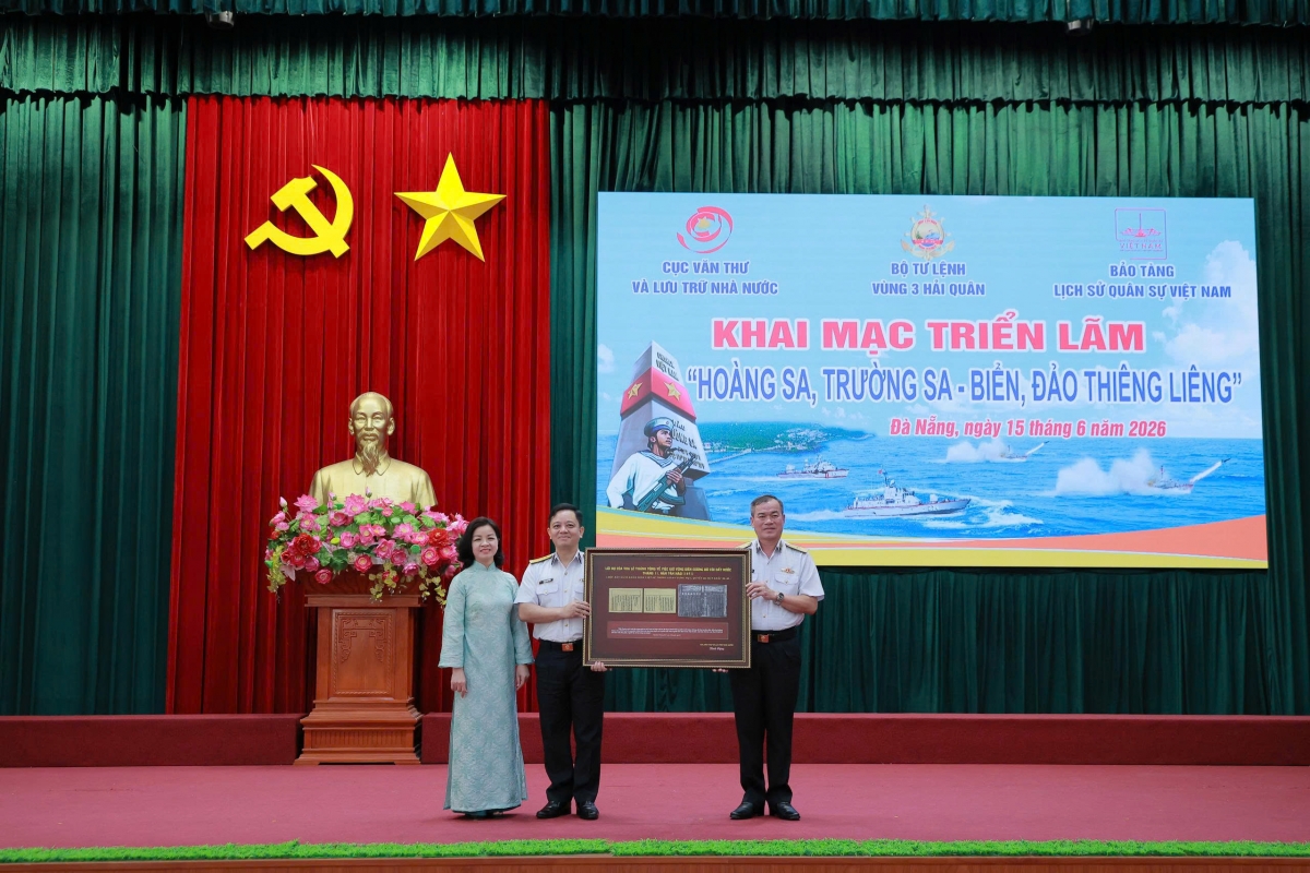 Cục Văn thư và Lưu trữ nhà nước trao tặng Bộ Tư lệnh Vùng 3 Hải quân bản in Mộc bản triều Nguyễn khắc lời Dụ của vua Lê Thánh Tông về việc giữ vững biên cương, bờ cõi đất nước