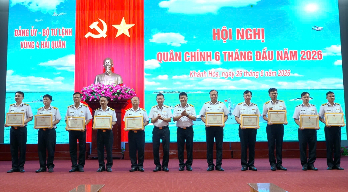 Thủ trưởng Bộ Tư lệnh Vùng trao thưởng cho các tập thể, cá nhân có thành tích xuất sắc
