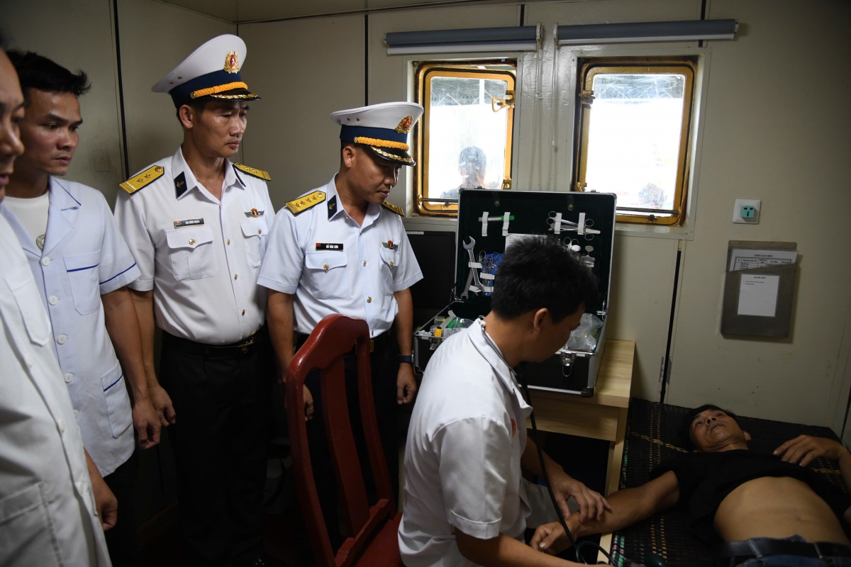Đại diện chỉ huy Lữ đoàn 955 thăm hỏi động viên bệnh nhân, và bác  sĩ đội điều trị 486  thăm khám