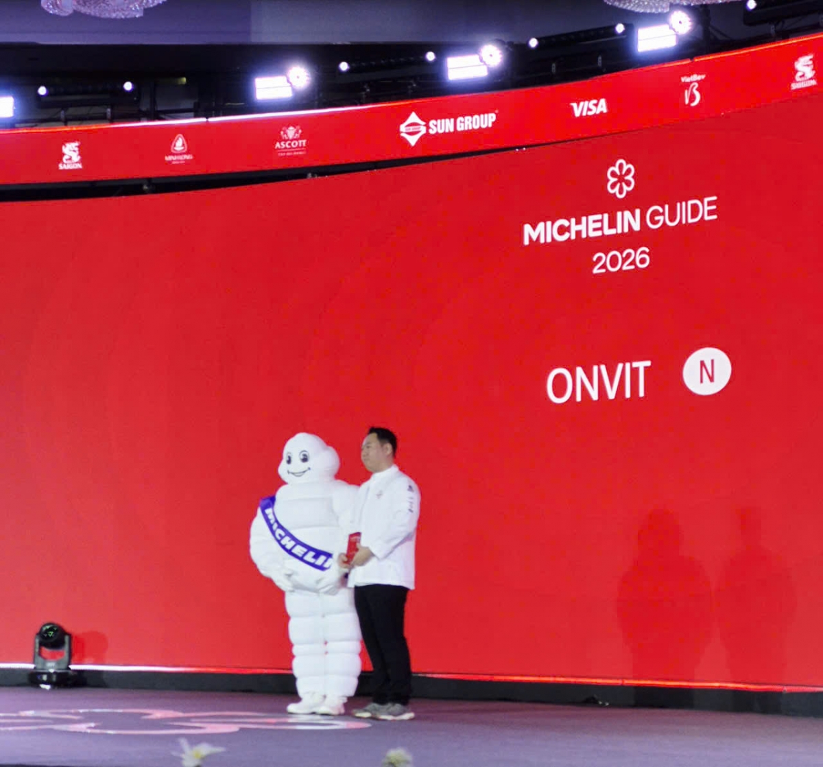 Đại diện nhà hàng Onvit lên nhận giải Michelin Guide 2026 tối ngày 4.6