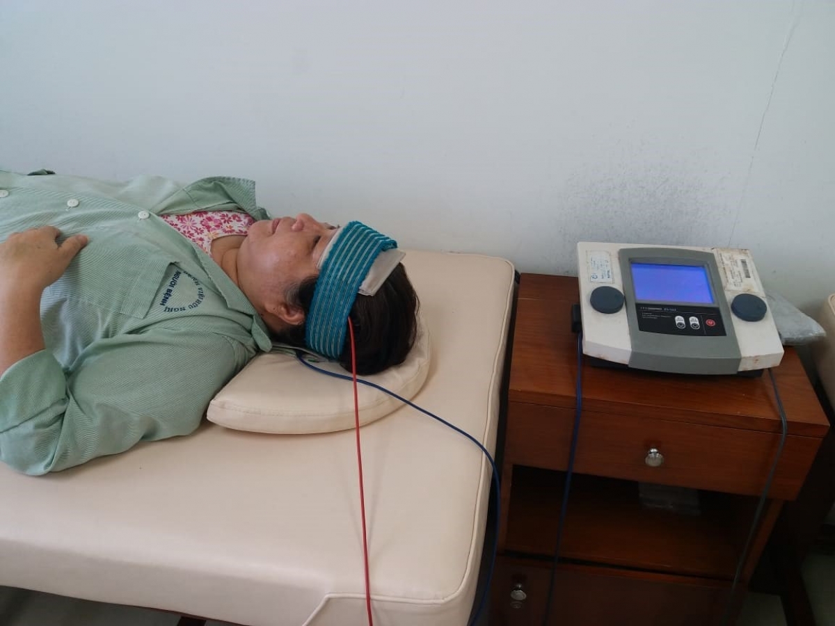 Người bệnh cao tuổi được điều trị phục hồi chức năng bằng điện phân thuốc