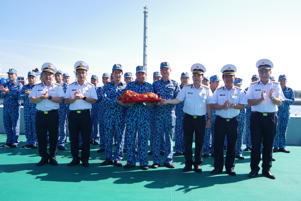 Thủ trưởng Lữ đoàn 189 đón tàu ngầm hoàn thành nhiệm vụ cập cảng an toàn