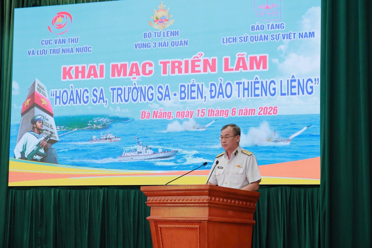 Đồng chí Chuẩn Đô đốc Nguyễn Đăng Tiến, Chính uỷ Vùng 3 Hải quân phát biểu chào mừng