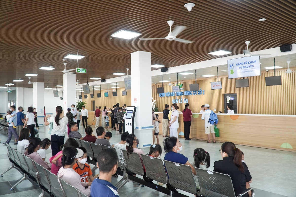 Đông đảo người dân đã đưa con em mình đến khám trong ngày khai trương Bệnh viện Nhi Trung ương cơ sở 2